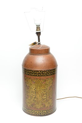 Lot 732 - An early 20th Century Chinoiserie decorated table lamp
