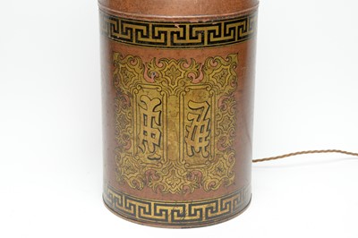 Lot 732 - An early 20th Century Chinoiserie decorated table lamp