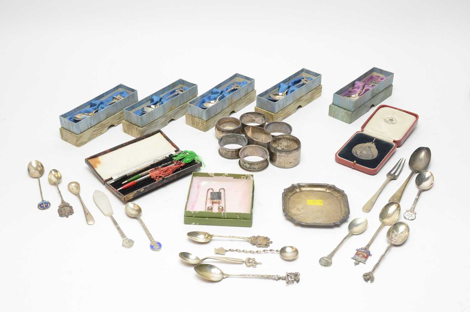 Lot 147 - A selection of silver items