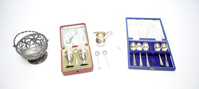 Lot 77 - A selection of silver items