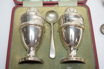 Lot 77 - A selection of silver items