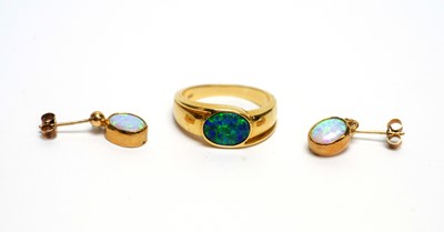 Lot 86 - An opal ring and earrings