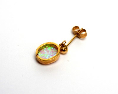 Lot 86 - An opal ring and earrings