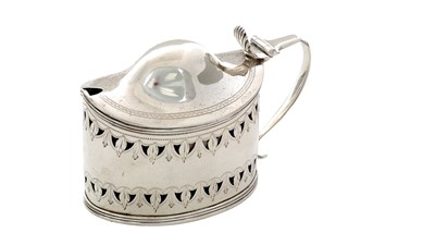 Lot 44 - A George III silver mustard pot