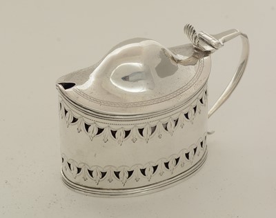 Lot 44 - A George III silver mustard pot