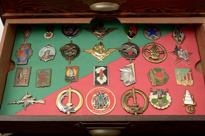 Lot 1052 - French Foreign Legion promotion, beret and other badges