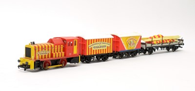 Lot 15 - Hornby 00-gauge 'Bartellos' Big Top Circus' and other assorted Circus train sets.