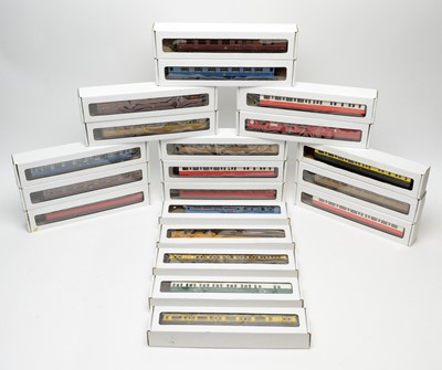 Lot 25 - Hornby and Tri-ang 00-gauge rolling stock.