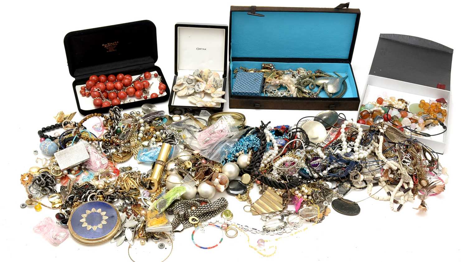 Lot 450 - Selection of costume jewellery