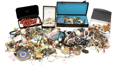 Lot 450 - Selection of costume jewellery
