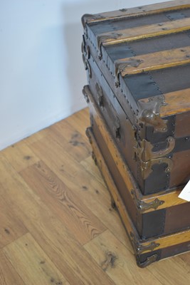 Lot 85 - A vintage oak, brass and metal-bound cabin trunk