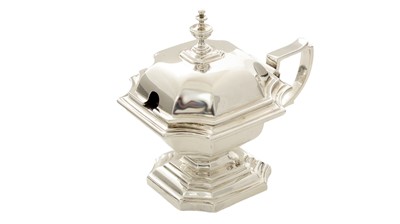 Lot 107 - A George V Britannia standard silver mustard pot