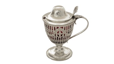 Lot 108 - A George V silver mustard pot
