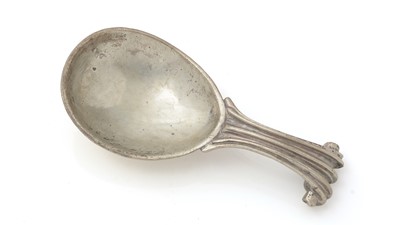 Lot 422 - A George V silver hand-made caddy spoon