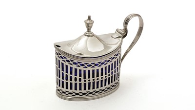 Lot 136 - A George III silver mustard pot