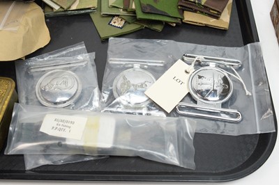 Lot 302 - A selection of military interest collectibles