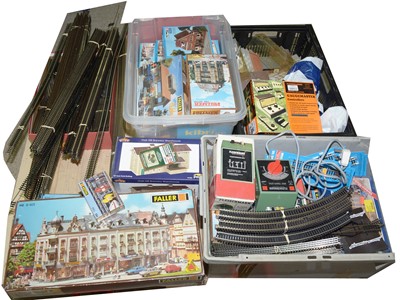 Lot 156 - A selection of railway set building kits and other items