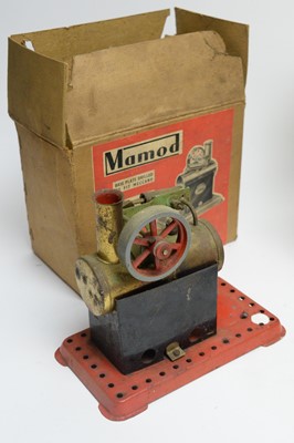 Lot 326 - A Mamod Steam Wagon and other items