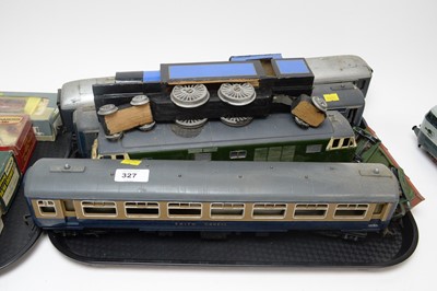 Lot 327 - A collection of model railway items
