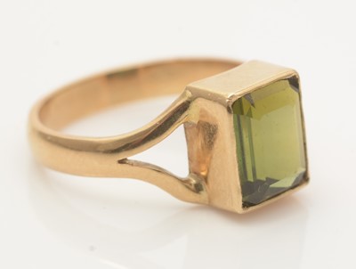 Lot 689 - A green tourmaline ring
