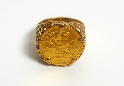 Lot 123 - An Elizabeth II gold sovereign rings