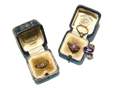 Lot 142 - A collection of rings