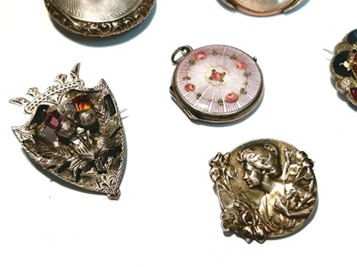 Lot 153 - A collection of brooches; and other items
