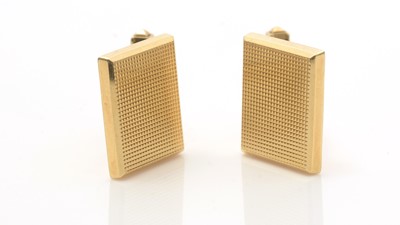 Lot 602 - A pair of 18ct yellow gold cufflinks