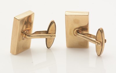Lot 603 - A pair of 9ct yellow gold cufflinks