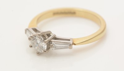 Lot 607 - A diamond ring