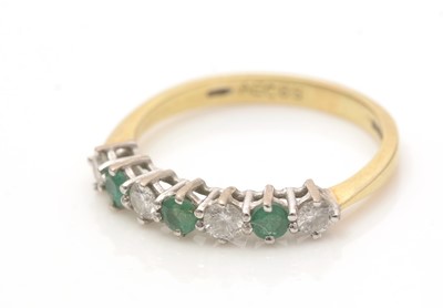 Lot 613 - An emerald and diamond ring