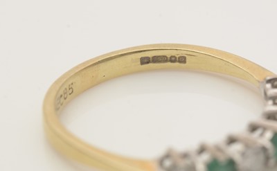 Lot 613 - An emerald and diamond ring
