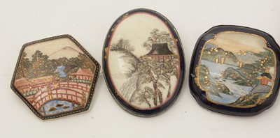 Lot 715 - A collection of early 20th Century Meji period Satsuma brooches
