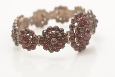 Lot 619 - A Victorian garnet bracelet