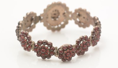 Lot 619 - A Victorian garnet bracelet
