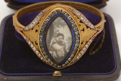 Lot 622 - A late 18th/early 19th Century mourning bangle