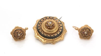 Lot 627 - A Victorian mourning brooch and matching earrings