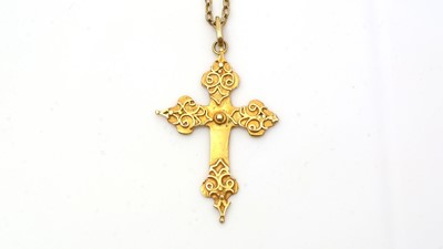 Lot 629 - A gold crucifix pendant