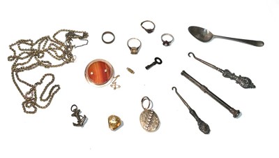 Lot 106 - A late 19th Century agate and gold roundel brooch and other items