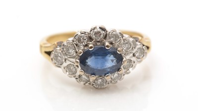 Lot 509 - A sapphire and diamond ring