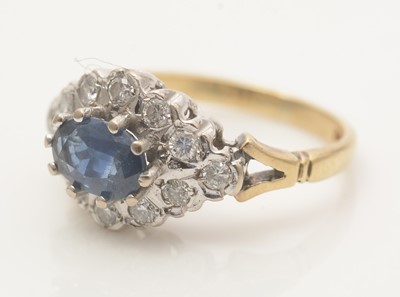 Lot 491 - A sapphire and diamond ring