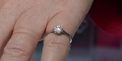 Lot 632 - A single stone solitaire diamond ring