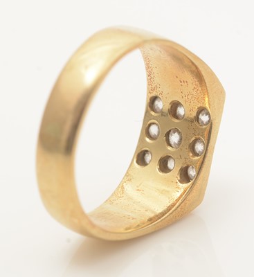 Lot 634 - A gentleman's diamond ring