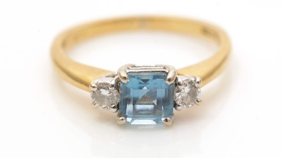 Lot 636 - An aquamarine and diamond ring