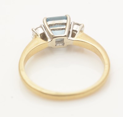 Lot 636 - An aquamarine and diamond ring