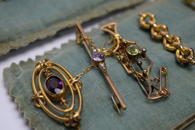 Lot 146 - A selection of mainly Edwardian brooches