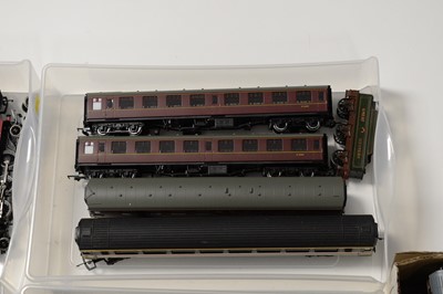 Lot 365 - A collection of 00-Gauge railway rolling stock