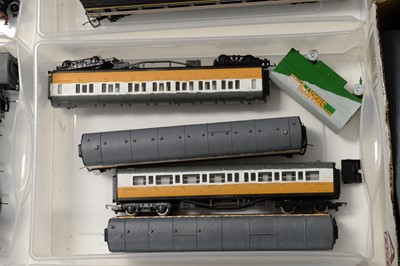 Lot 365 - A collection of 00-Gauge railway rolling stock