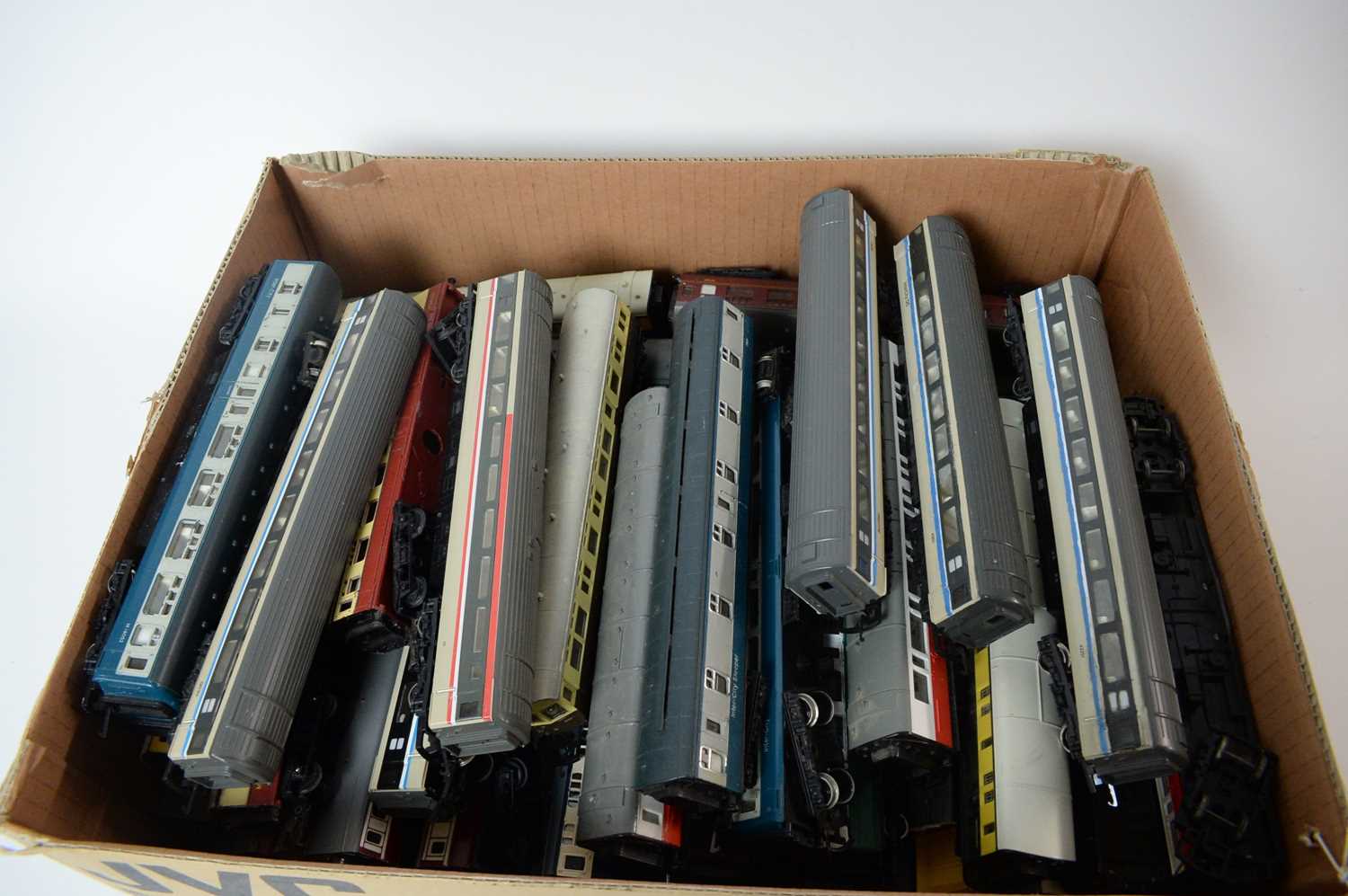 Lot 367 - A collection of 00-Gauge rolling stock passenger carriages