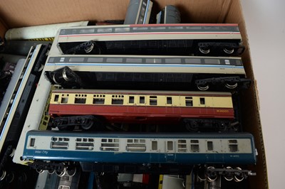 Lot 367 - A collection of 00-Gauge rolling stock passenger carriages